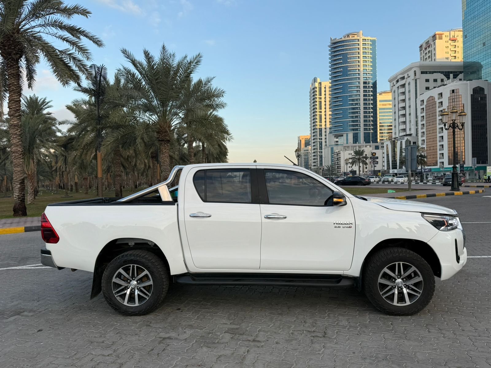 Toyota Hilux SR5 2019 White image